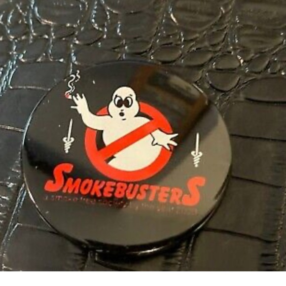 VINTAGE PINBACK BUTTON GHOSTBUSTERS - SMOKEBUSTERS - Picture 1 of 4